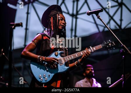 Bologna, Italien. Juni 2021. Die afrikanische Sängerin Fatoumata Diawara tritt am 29. Juni 2021 live in Bologna, Italien, auf. (Foto: Luigi Rizzo/Pacific Press/Sipa USA) Quelle: SIPA USA/Alamy Live News Stockfoto