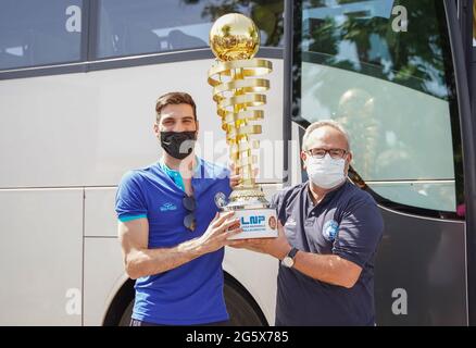 Neapel, Italien. Juni 2021. (6/28/2021) Napoli Basket nach 13 Jahren kehrt in die Serie A1 zurück gewinnt Spiel 4 gegen Udine für 67-77 Es dauerte 13 sehr lange Jahre, um Basketball in Neapel wieder zu sehen, dank des Präsidenten Federico Grassi, zusammen mit dem General Manager Antonio Mirenghi und dem Trainer Pino Sacripanti. (Foto von Giovanni Esposito/Pacific Press/Sipa USA) Quelle: SIPA USA/Alamy Live News Stockfoto