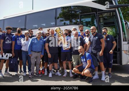 Neapel, Italien. Juni 2021. (6/28/2021) Napoli Basket nach 13 Jahren kehrt in die Serie A1 zurück gewinnt Spiel 4 gegen Udine für 67-77 Es dauerte 13 sehr lange Jahre, um Basketball in Neapel wieder zu sehen, dank des Präsidenten Federico Grassi, zusammen mit dem General Manager Antonio Mirenghi und dem Trainer Pino Sacripanti. (Foto von Giovanni Esposito/Pacific Press/Sipa USA) Quelle: SIPA USA/Alamy Live News Stockfoto