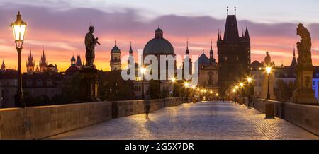 PRAG, TSCHECHISCHE REPUBLIK - 15. OKTOBER 2018: Die Karlsbrücke am Morgen. Stockfoto