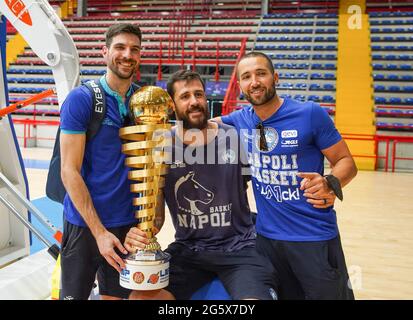 Neapel, Italien. Juni 2021. (6/28/2021) Napoli Basket nach 13 Jahren kehrt in die Serie A1 zurück gewinnt Spiel 4 gegen Udine für 67-77 Es dauerte 13 sehr lange Jahre, um Basketball in Neapel wieder zu sehen, dank des Präsidenten Federico Grassi, zusammen mit dem General Manager Antonio Mirenghi und dem Trainer Pino Sacripanti. (Foto von Giovanni Esposito/Pacific Press/Sipa USA) Quelle: SIPA USA/Alamy Live News Stockfoto