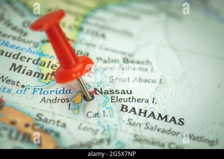 Standort Nassau auf den Bahamas, roter Stecknadel auf der Reisekarte, Markierung und Nahaufnahme von Punkten, Tourismus und Reisekonzept, Nordamerika Stockfoto