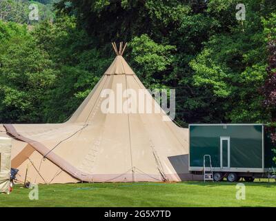 Tipi-Zelt auf dem Land, das für Outdoor-Veranstaltungen genutzt wird Stockfoto