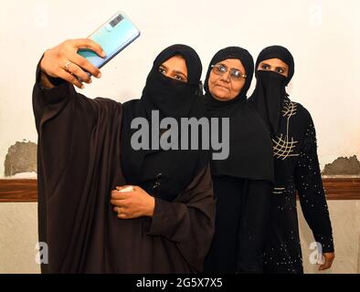 Beawar, Indien. Juni 2021. (6/28/2021) muslimische Frauen in Burka machen ein Selfie, nachdem sie ihre erste Dosis COVID-19-Impfstoff während einer speziellen Impfkampagne bei einem Mosue in Beawar, Indien, erhalten haben. Die Regierung von Rajasthan erlaubte allen religiösen Orten, ab Montag mit strengen Covid-Protokollen wieder zu öffnen. (Foto von Sumit Sararswat/Pacific Press/Sipa USA) Quelle: SIPA USA/Alamy Live News Stockfoto