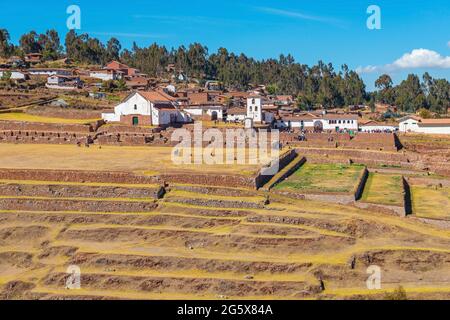 Chinchero Stadt mit Kirchturm auf Inka-Ruine mit landwirtschaftlichen Terrassen gebaut, Heilige Tal der Inka, Provinz Cusco, Peru. Stockfoto