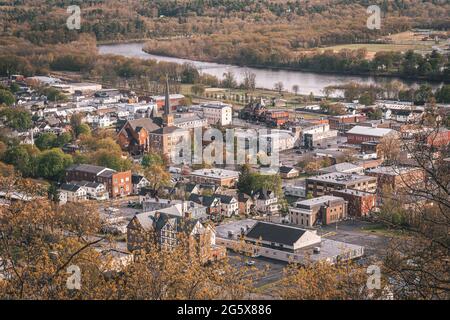 Eine Stadt mit einem Fluss, der durch sie fließt, - Blick auf Port Jervis, New York vom Elks-Brox Memorial Park Stockfoto