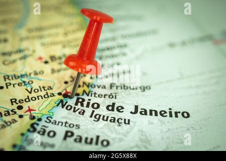 Lage Rio de Janeiro Stadt in Brasilien, roter Stecknadel auf der Reisekarte, Markierung und Nahaufnahme von Punkten, Tourismus- und Reisekonzept, Südamerika Stockfoto