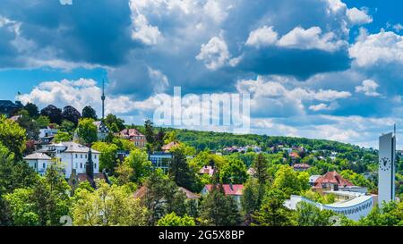 Deutschland, Stuttgarter Stadthäuser, Kirche und Fernsehturm bilden die Skyline dieser magischen Stadt in grüner Naturlandschaft an sonnigen Tagen Stockfoto