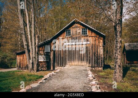 Eine Holzscheune im Wald, historische Stätte von Millbrook Village, Delaware Water Gap, New Jersey Stockfoto