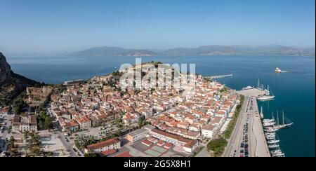 Griechenland, Nafplio City und Bourtzi, Luftdrohnenansicht. Das Stadtbild der alten Stadt Peloponnes und die venezianische Wasserfestung am Eingang des Hafens. Blau Stockfoto