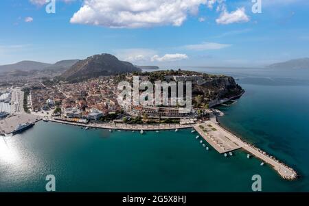 Nafplio oder Nafplion Stadt, Griechenland, Peloponnes Altstadt, Luftdrohnenansicht. Palamidi Burg bergauf, rote Dächer Gebäude Stadtbild. Blauer Himmel mit Wolken Stockfoto