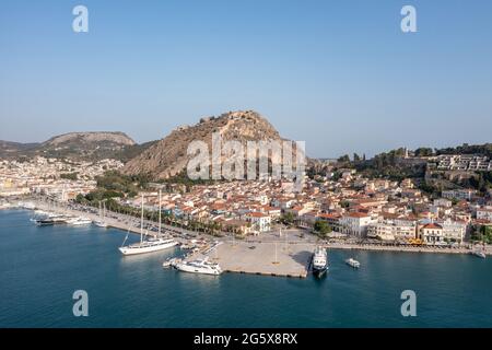 Nafplio oder Nafplion Stadt, Griechenland, Luftdrohnenansicht. Das Stadtbild der Altstadt von Peloponnes, das Schloss Palamidi bergauf, Yachten und Boote, die am Dock festgemacht wurden. Blau Stockfoto