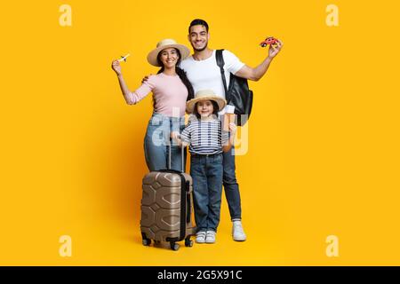 Porträt Einer Glücklichen Arabischen Familie Mit Einer Kleinen Tochter Bereit Für Den Urlaub Stockfoto