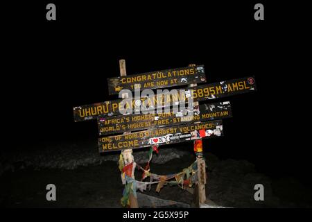 Schild des Uhuru Peak auf dem Gipfel des schneebedeckten Kilimandscharo, Tansania. Stockfoto