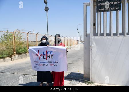 Grenzübergang Bab Al-Salama . Azaz. Syrien. 6/30/2021 örtliche Frauenorganisationen organisieren einen Protest vor dem Grenzübergang Bab Al-Salama unter dem Titel (Es handelt sich nicht um einen Grenzübergang, Aber eine Rettungsleine) Weigerung, die humanitären Grenzübergänge für humanitäre Hilfe zu schließen, und fordert die internationale Gemeinschaft auf, den Mechanismus für die Genehmigung des Beitritts über den Bab al-Hawa-Grenzübergang und die Öffnung der humanitären Grenzübergänge mit Nordsyrien zu erweitern Stockfoto