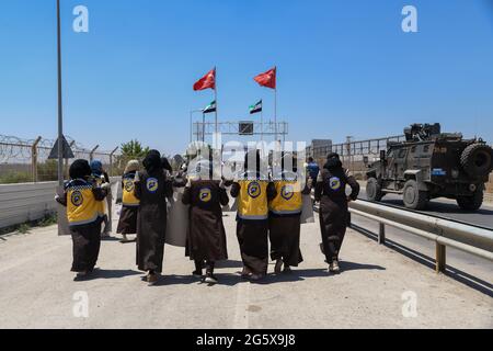 Grenzübergang Bab Al-Salama . Azaz. Syrien. 6/30/2021 örtliche Frauenorganisationen organisieren einen Protest vor dem Grenzübergang Bab Al-Salama unter dem Titel (Es handelt sich nicht um einen Grenzübergang, Aber eine Rettungsleine) Weigerung, die humanitären Grenzübergänge für humanitäre Hilfe zu schließen, und fordert die internationale Gemeinschaft auf, den Mechanismus für die Genehmigung des Beitritts über den Bab al-Hawa-Grenzübergang und die Öffnung der humanitären Grenzübergänge mit Nordsyrien zu erweitern Stockfoto