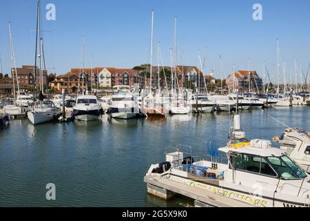 Segel- und Motorboote liegen an der Marina in Weymouth, einem Küstenort und Ferienort an der Mündung des Flusses Wey, Dorset, Südengland Stockfoto