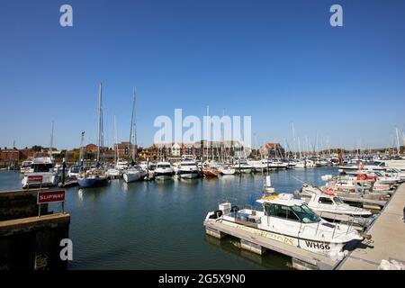 Segel- und Motorboote liegen an der Marina in Weymouth, einem Küstenort und Ferienort an der Mündung des Flusses Wey, Dorset, Südengland Stockfoto