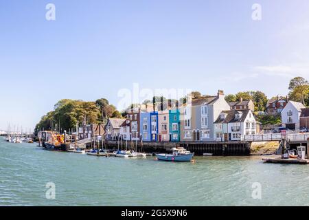 Blick auf den Fluss entlang der Mündung des Flusses Wey mit farbenfrohen Häusern in Weymouth, einer Küstenstadt und einem beliebten Ferienort in Dorset, Südküste Englands Stockfoto