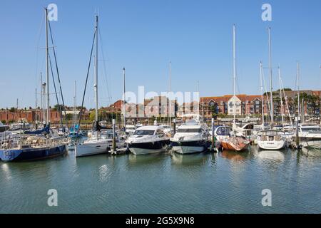 Segel- und Motorboote liegen an der Marina in Weymouth, einem Küstenort und Ferienort an der Mündung des Flusses Wey, Dorset, Südengland Stockfoto