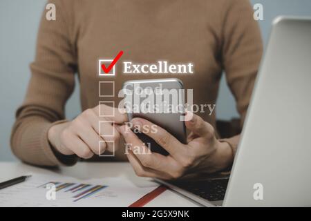 Feedback. Frau Hand Prüfzeichen auf Checkliste Box auf digitalen Handy, gute Leistung, Vorstellungsgespräch, Checkliste Planung, gut zu überprüfen Stockfoto