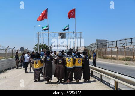 Grenzübergang Bab Al-Salama . Azaz. Syrien. 6/30/2021 örtliche Frauenorganisationen organisieren einen Protest vor dem Grenzübergang Bab Al-Salama unter dem Titel (Es handelt sich nicht um einen Grenzübergang, Aber eine Rettungsleine) Weigerung, die humanitären Grenzübergänge für humanitäre Hilfe zu schließen, und fordert die internationale Gemeinschaft auf, den Mechanismus für die Genehmigung des Beitritts über den Bab al-Hawa-Grenzübergang und die Öffnung der humanitären Grenzübergänge mit Nordsyrien zu erweitern Stockfoto