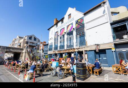 Essen im Freien im Anchor Rendezvous Pub in Weymouth, einem Badeort an der Mündung des Flusses Wey, Dorset, Südküste Englands Stockfoto