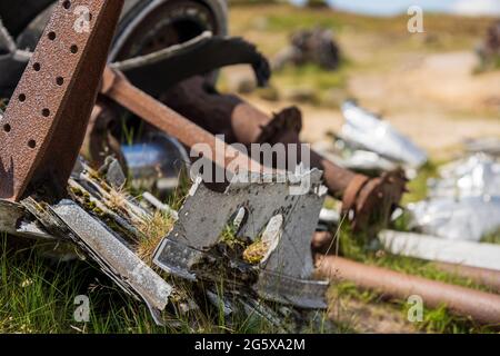 Zerschmetterte Flugzeugablagerungen breiten sich über den Mooren aus Bleaklow Stockfoto