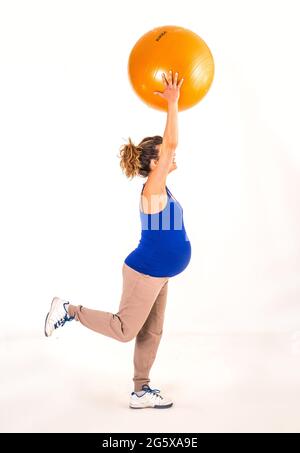 Schwangere Frau, die das Training mit Fitness-ball Stockfoto