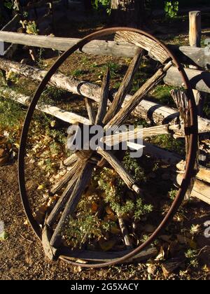 Ein altes gebrochenes Wagenrad in der späten Nachmittagssonne in Escalante, Utah, USA Stockfoto