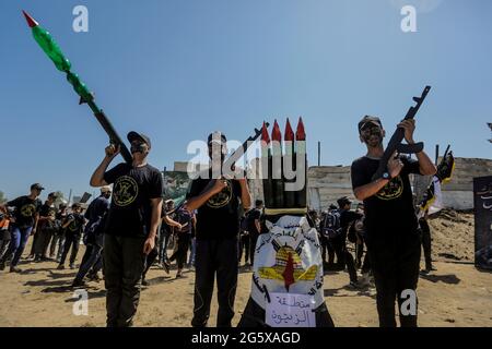 Aktivisten des Islamischen Jihad grüßen während einer Abschlussfeier für junge Palästinenser in einem militärischen Sommerlager, das von der Bewegung des Islamischen Jihad in Gaza organisiert wird. (Foto von Mahmoud Issa / SOPA Images/Sipa USA) Stockfoto