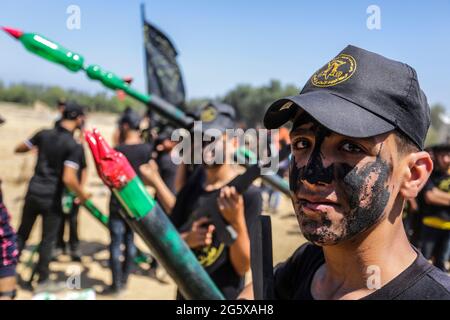 Aktivisten des Islamischen Jihad grüßen während einer Abschlussfeier für junge Palästinenser in einem militärischen Sommerlager, das von der Bewegung des Islamischen Jihad in Gaza organisiert wird. (Foto von Mahmoud Issa / SOPA Images/Sipa USA) Stockfoto