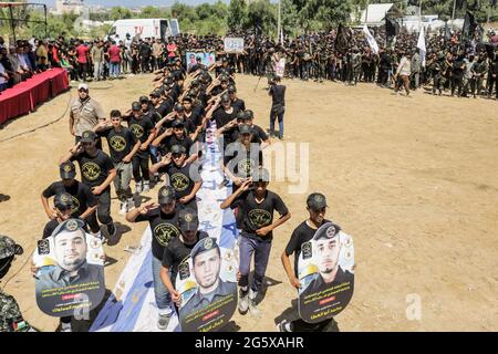 Aktivisten des Islamischen Jihad grüßen während einer Abschlussfeier für junge Palästinenser in einem militärischen Sommerlager, das von der Bewegung des Islamischen Jihad in Gaza organisiert wird. (Foto von Mahmoud Issa / SOPA Images/Sipa USA) Stockfoto