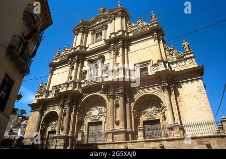 Spanien, Region Murcia, Lorca. Blick auf die Hauptfassade der ehemaligen Stiftskirche San Patricio, die zwischen 1694 und 1704 von José de Vallés, unter anderem, im Barockstil erbaut wurde. Es erinnert an den kastilischen Sieg in der Schlacht von Los Alporchones (17. März 1452) über die nasridischen Armee Stockfoto