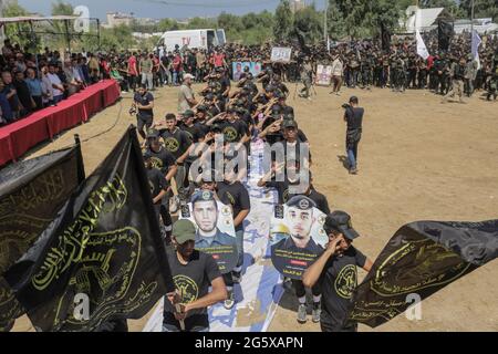 Aktivisten des Islamischen Jihad grüßen während einer Abschlussfeier für junge Palästinenser in einem militärischen Sommerlager, das von der Bewegung des Islamischen Jihad in Gaza organisiert wird. Stockfoto