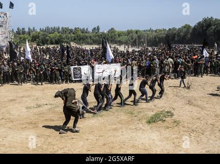 Aktivisten des Islamischen Jihad grüßen während einer Abschlussfeier für junge Palästinenser in einem militärischen Sommerlager, das von der Bewegung des Islamischen Jihad in Gaza organisiert wird. Stockfoto