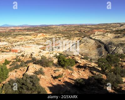 Spektakulärer Blick über eine der vielen steilen Kurven des Highway 12, wenn er sich durch das Grand Staircase-Escalante National Monument, Utah, schlängelt Stockfoto