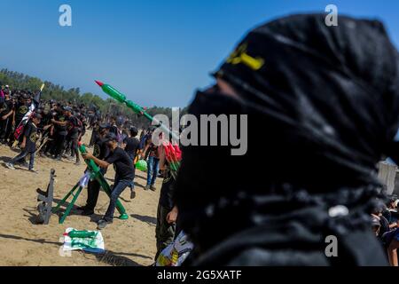 Aktivisten des Islamischen Jihad grüßen während einer Abschlussfeier für junge Palästinenser in einem militärischen Sommerlager, das von der Bewegung des Islamischen Jihad in Gaza organisiert wird. Stockfoto