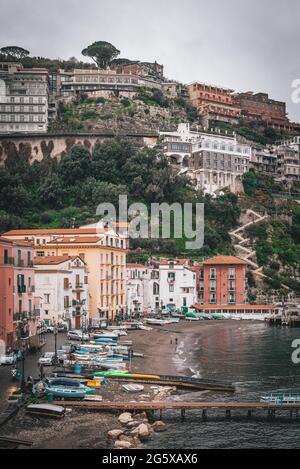 Blick auf einen kleinen Strand und Gebäude am Hang, Sorrento, Kampanien, Italien Stockfoto