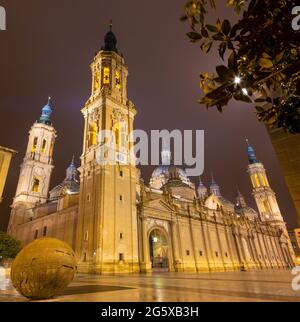 Zaragoza, SPANIEN - 2. MÄRZ 2018: Die Dombasilika del Pilar in der Dämmerung. Stockfoto