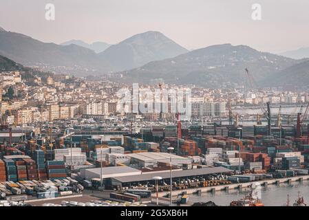 Eine Stadt mit Bergen im Hintergrund, - Blick auf den Hafen von Salerno, Kampanien, Italien Stockfoto