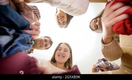 Glückliche Familie Auspacken Karton nach dem Umzug in neues Haus und aus der Kleidung Stockfoto