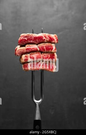 Studioaufnahme von Steak-Scheiben auf einer Fleischgabel Stockfoto