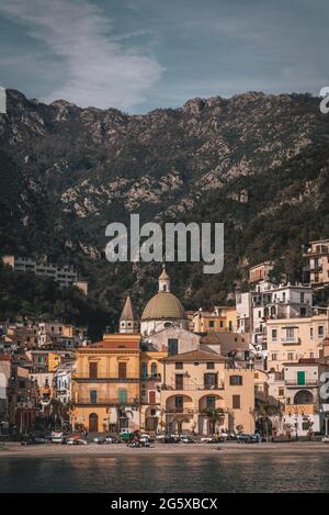 Blick auf das Fischerdorf Cetara mit Bergen dahinter, an der Amalfiküste, in Kampanien, Italien Stockfoto