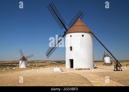 Windmühlen von Mota del Cuervo, Cuenca, Spanien. Stockfoto