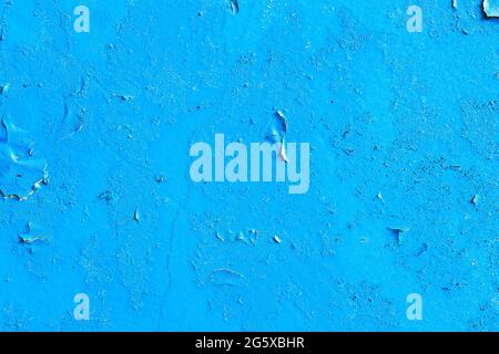 Wand mit blauer Farbe in den Rissen. Hintergrund für Design. Grunge Textur Stockfoto