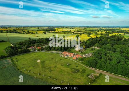 Das kleine Dorf Hornby, mit Kirche und rot überdachten Häusern, im ländlichen Norden von Yorkshire, England, Großbritannien Stockfoto