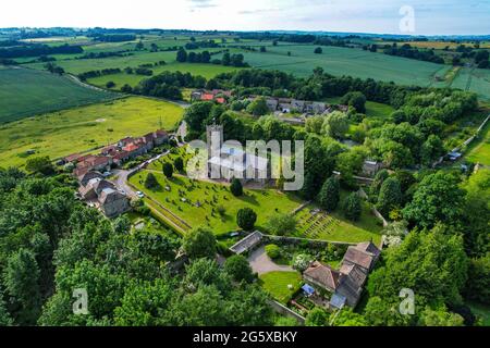 Das kleine Dorf Hornby, mit Kirche und rot überdachten Häusern, im ländlichen Norden von Yorkshire, England, Großbritannien Stockfoto