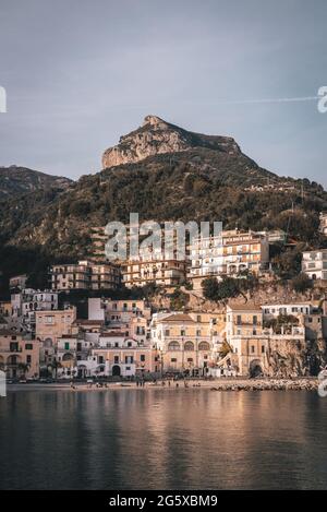 Blick auf das Fischerdorf Cetara mit Bergen dahinter, an der Amalfiküste, in Kampanien, Italien Stockfoto