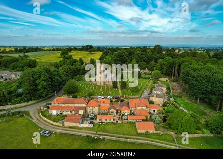 Das kleine Dorf Hornby, mit Kirche und rot überdachten Häusern, im ländlichen Norden von Yorkshire, England, Großbritannien Stockfoto